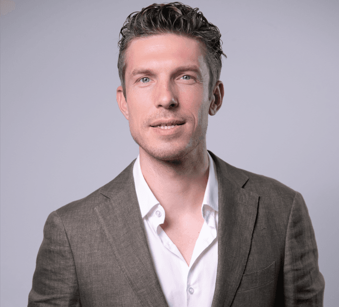 Professionelles Porträt des Gründers in einem modernen Ambiente